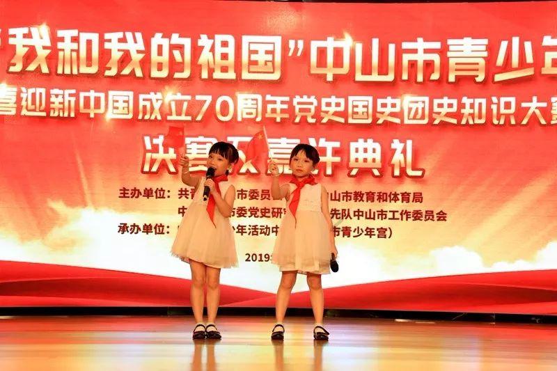 可爱女孩参加宴会