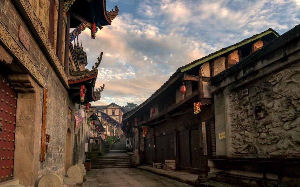 智能问答网页-老公今天摁着我打我的头,还说让我滚,滚回乡下去,我现在改怎么做,脑子一片空白只会哭不知道该怎么办才精选解答